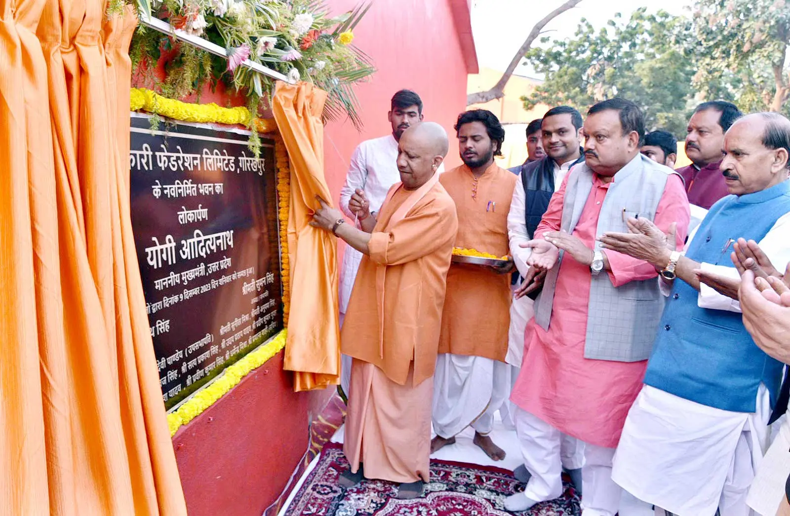 जिला सहकारी फेडरेशन लिमिटेड के नवनिर्मित भवन का लोकार्पण करते मुख्यमंत्री आदित्यनाथ. फोटो: सोशल मीडिया