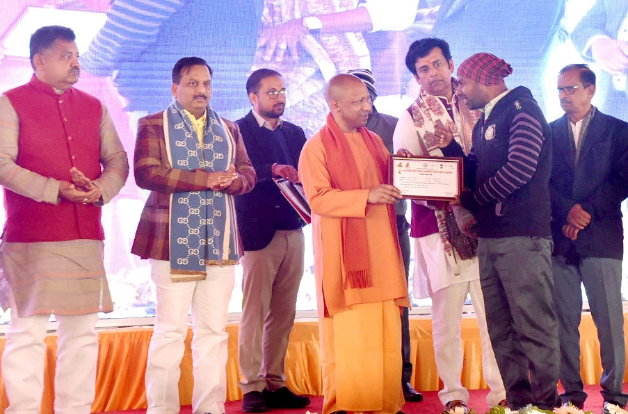 cm yogi in gorakhpur providing certificate to candidate