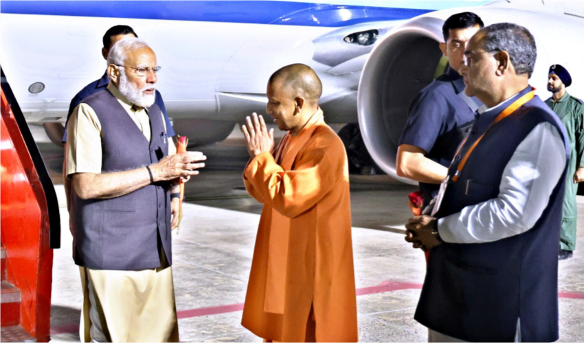 शनिवार को प्रधानमंत्री नरेंद्र मोदी का वाराणसी के बाबतपुर एयरपोर्ट पर स्वागत करते मुख्यमंत्री योगी आदित्यनाथ.