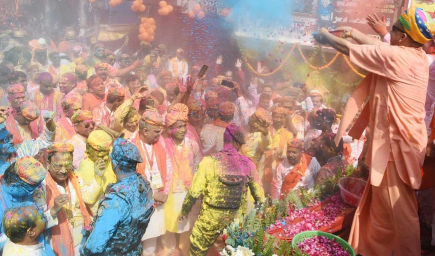 गोरखपुर में निकली भगवान नरसिंह की भव्य शोभायात्रा, पुष्प-अबीर और गुलाल से मनी होली गोरखपुर में निकली भगवान नरसिंह की भव्य शोभायात्रा, पुष्प अबीर और गुलाल से मनी होली