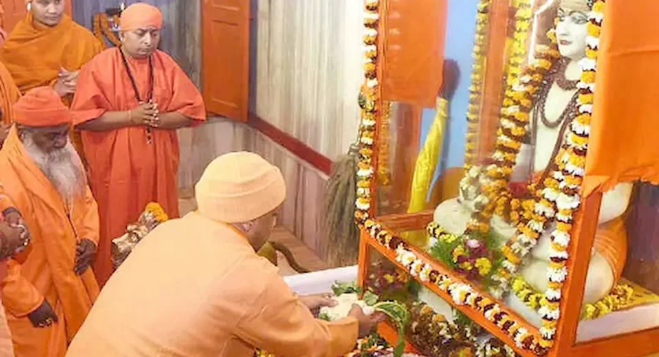 गोरक्षपीठाधीश्वर ने गुरु गोरक्षनाथ को चढ़ाई खिचड़ी