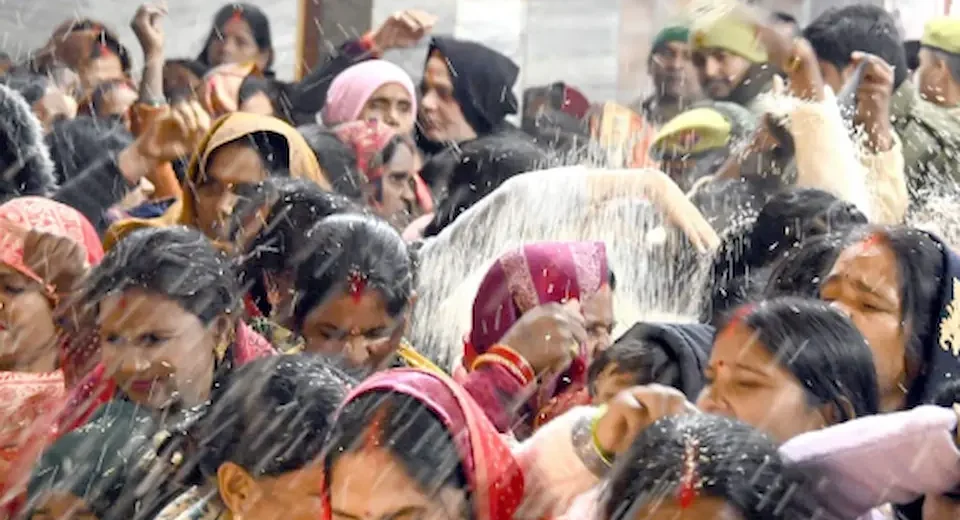 गोरखनाथ मंदिर: 15 लाख श्रद्धालुओं ने अर्पित की खिचड़ी