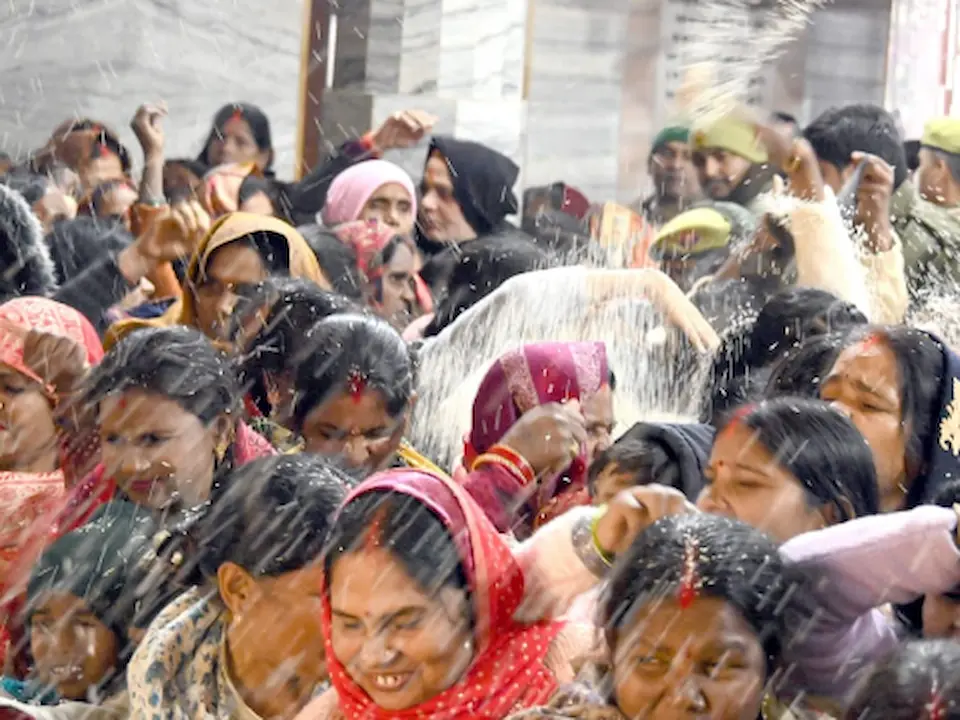 गोरखनाथ मंदिर: 15 लाख श्रद्धालुओं ने अर्पित की खिचड़ी