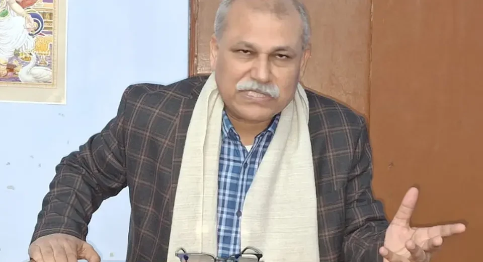 गोरखपुर विश्वविद्यालय के हिंदी विभाग में कविता पाठ करते कवि जितेंद्र श्रीवास्तव.