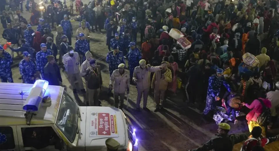 घायलों को ले जा रही एंबुलेंस के लिए रास्ता खाली कराते सुरक्षा कर्मी. फोटो ​क्रेडिट: द हिंदू