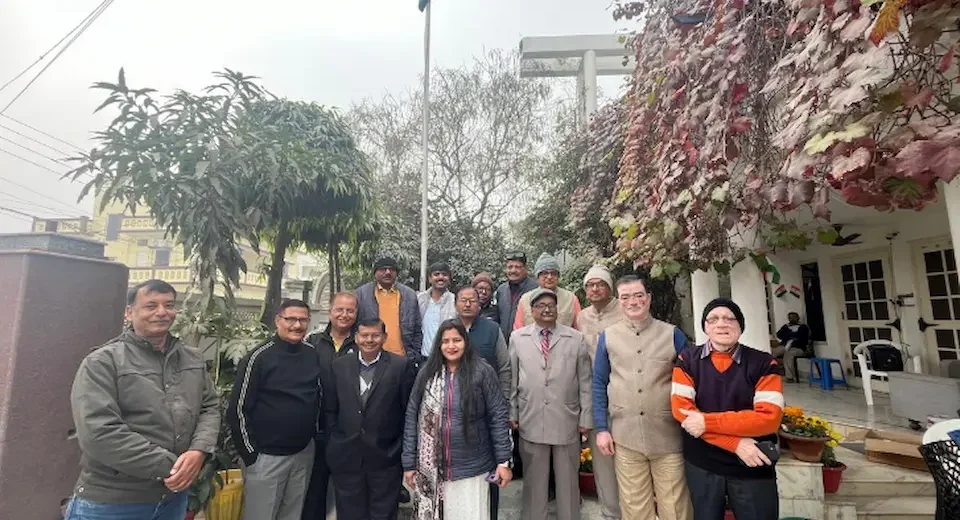 गणतंत्र दिवस पर इंद्रप्रस्थपुरम कॉलोनी में आयोजित ध्वजारोहण कार्यक्रम में उपस्थित लोग.