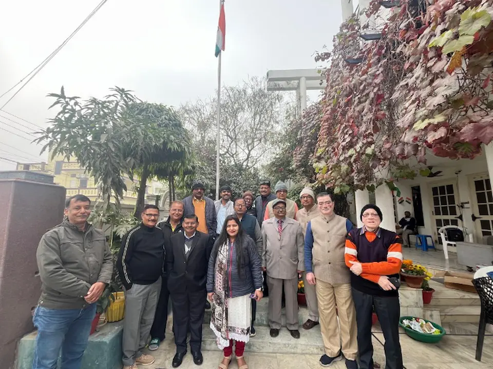 गणतंत्र दिवस पर इंद्रप्रस्थपुरम कॉलोनी में आयोजित ध्वजारोहण कार्यक्रम में उपस्थित लोग.