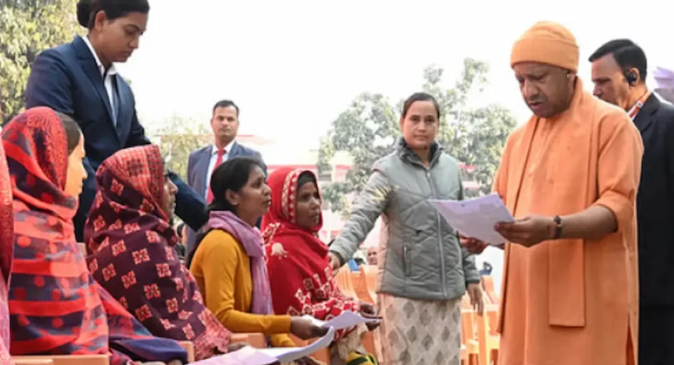 जनता दर्शन में समस्याएं सुनते सीएम योगी आदित्यनाथ।