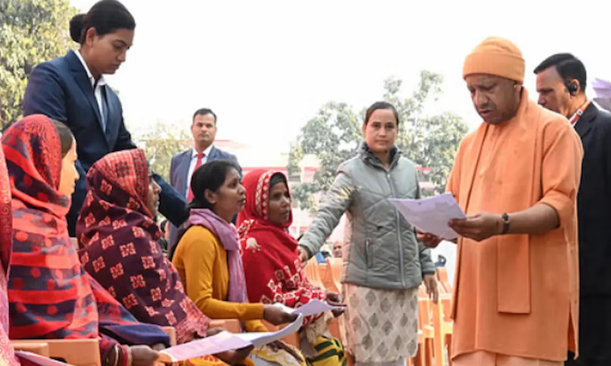 जनता दर्शन में समस्याएं सुनते सीएम योगी आदित्यनाथ।