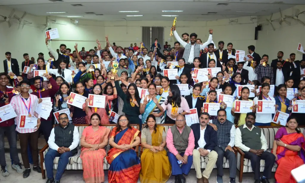 विद्यार्थियों के सर्वांगीण विकास के लिए प्रतिबद्ध है डीडीयू: प्रो. पूनम टंडन