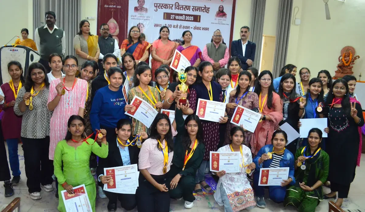 विद्यार्थियों के सर्वांगीण विकास के लिए प्रतिबद्ध है डीडीयू: प्रो. पूनम टंडन