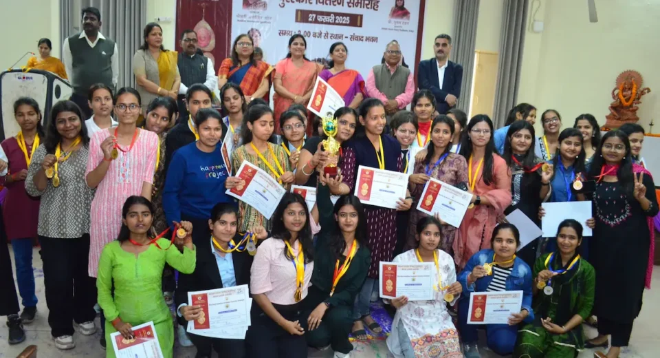 विद्यार्थियों के सर्वांगीण विकास के लिए प्रतिबद्ध है डीडीयू: प्रो. पूनम टंडन