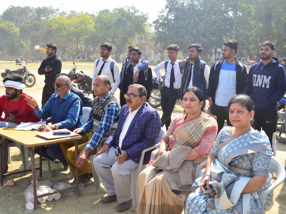 पहली बार क्रिकेट मैदान पर उतरीं छात्राएं, चौकों-छक्कों की हुई बारिश डीडीयूजीयू में पहली बार क्रिकेट मैदान पर उतरीं छात्राएं, चौकों-छक्कों की हुई बारिश. फोटो: डीडीयूजीयू मीडिया