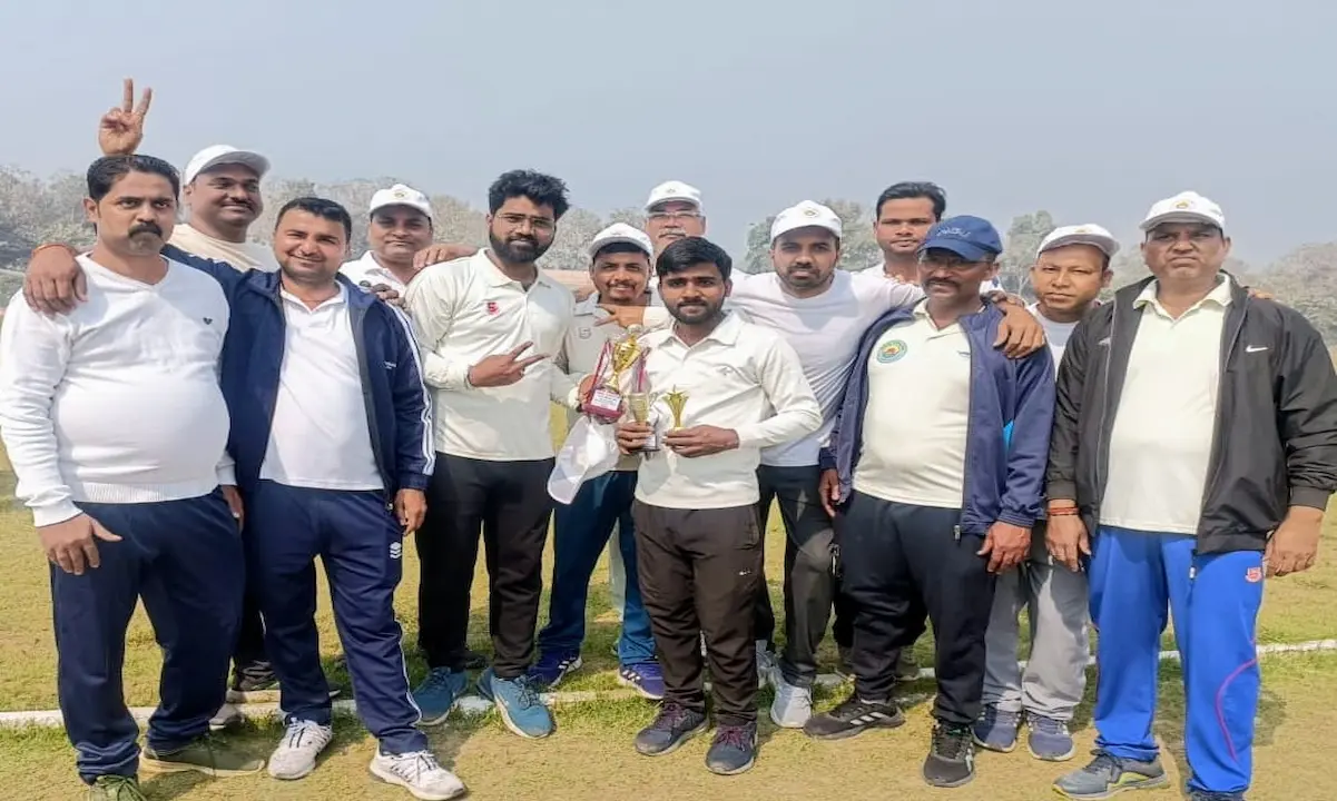 टी-20 मैदान में ​शिक्षक-कर्मचारियों की भिड़ंत, जानें किसने जीती बाजी