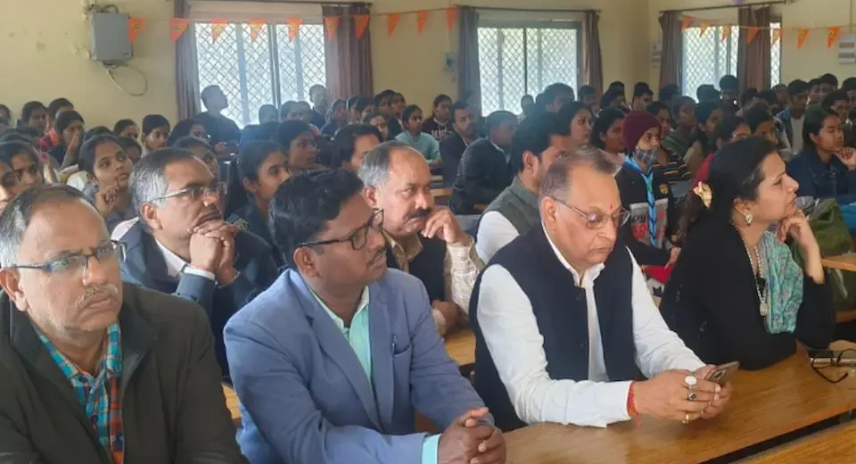 अगर अचानक बदलने लगी है आवाज़, बिना देर किए चिकित्सक से मिलें: डॉ. पांडेय