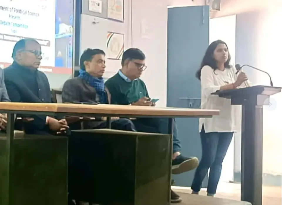 'लोकतंत्र में लोकलुभावनवाद' पर खूब बोले डीडीयू छात्र, पुरस्कार भी मिले