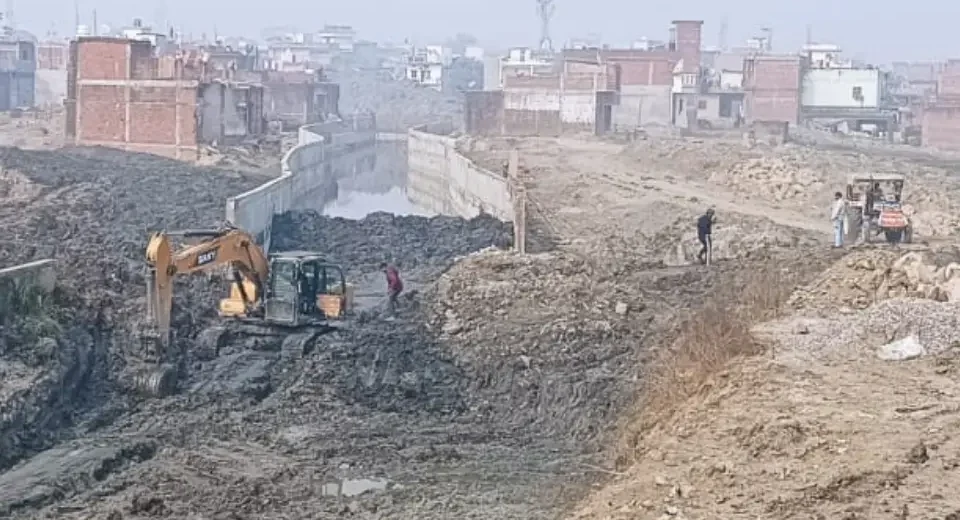 जेल बाईपास रोड पर जिला जेल से सटे गोड़धोइया नाले पर चल रहा निर्माण कार्य. फोटो: गो गोरखपुर