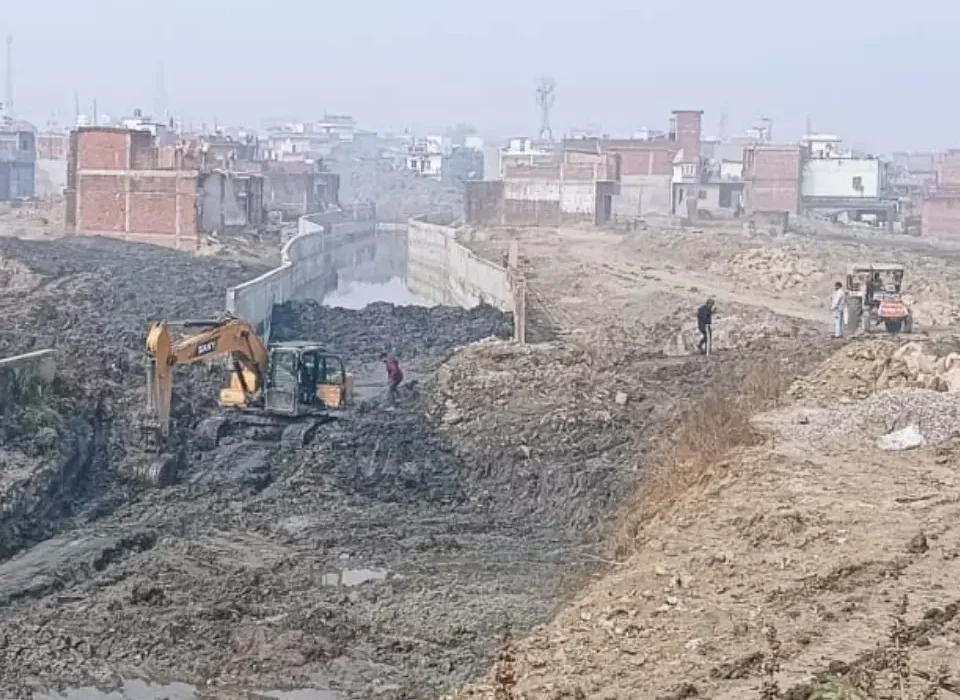 जेल बाईपास रोड पर जिला जेल से सटे गोड़धोइया नाले पर चल रहा निर्माण कार्य. फोटो: गो गोरखपुर