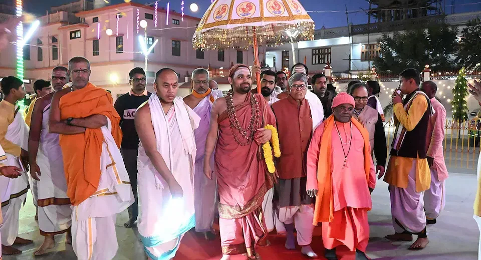 जगद्गुरु शंकराचार्य का गोरखनाथ मंदिर में हुआ आगमन जगद्गुरु शंकराचार्य का गोरखनाथ मंदिर में हुआ आगमन