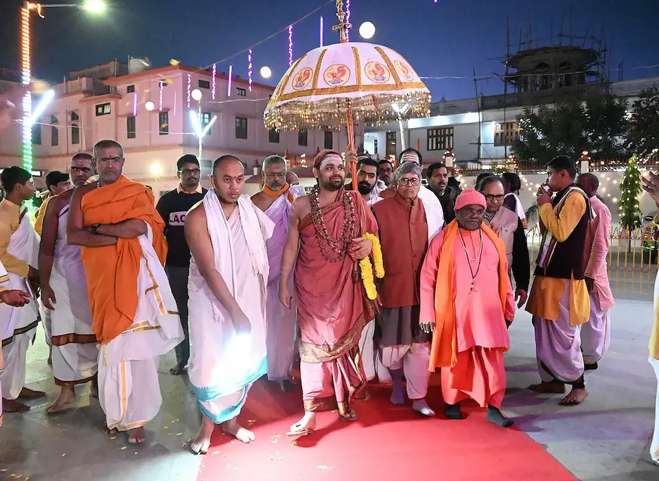 जगद्गुरु शंकराचार्य का गोरखनाथ मंदिर में हुआ आगमन जगद्गुरु शंकराचार्य का गोरखनाथ मंदिर में हुआ आगमन