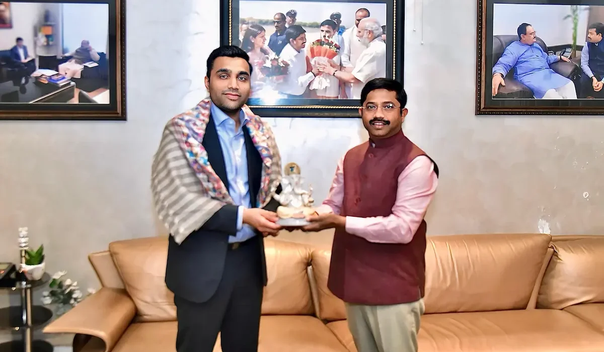 गौतम अडानी के बेटे करण अडानी ने बुधवार को यूपी सरकार के मंत्री नंदी से मुलाकात की. फोटो: सोशल मीडिया