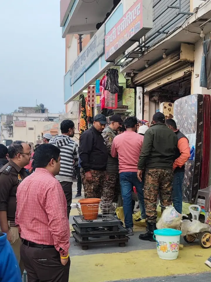 कुर्सी, मेज, ठेला, खोमचा…सब जब्त