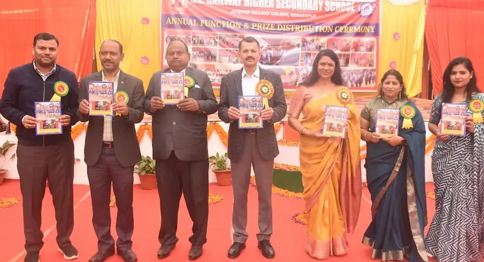 विद्यालय की वार्षिक पत्रिका 'प्रगति' का विमोचन करते हुए मुख्य अतिथि प्रमुख मुख्य इंजीनियर नीलमणि.