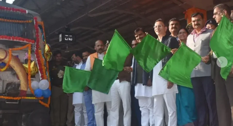 केंद्रीय मंत्री श्री जितिन प्रसाद गोरखपुर-मैलानी-गोरखपुर एक्सप्रेस गाड़ी का पीलीभीत (वाया पूरनपुर) तक मार्ग विस्तार को हरी झंडी दिखाकर शुभारंभ करते हुए.