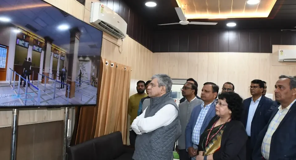 गोरखपुर जंक्शन स्टेशन के वॉक थ्रू वीडियो का अवलोकन करते रेल, सूचना एवं प्रसारण और इलेक्ट्रॉनिकी एवं सूचना प्रौद्योगिकी मंत्री अश्विनी वैष्णव. फोटो: एनईआर