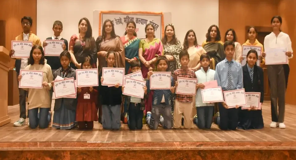 रेलकर्मियों के प्रतिभाशाली बच्चों को दिए पुरस्कार