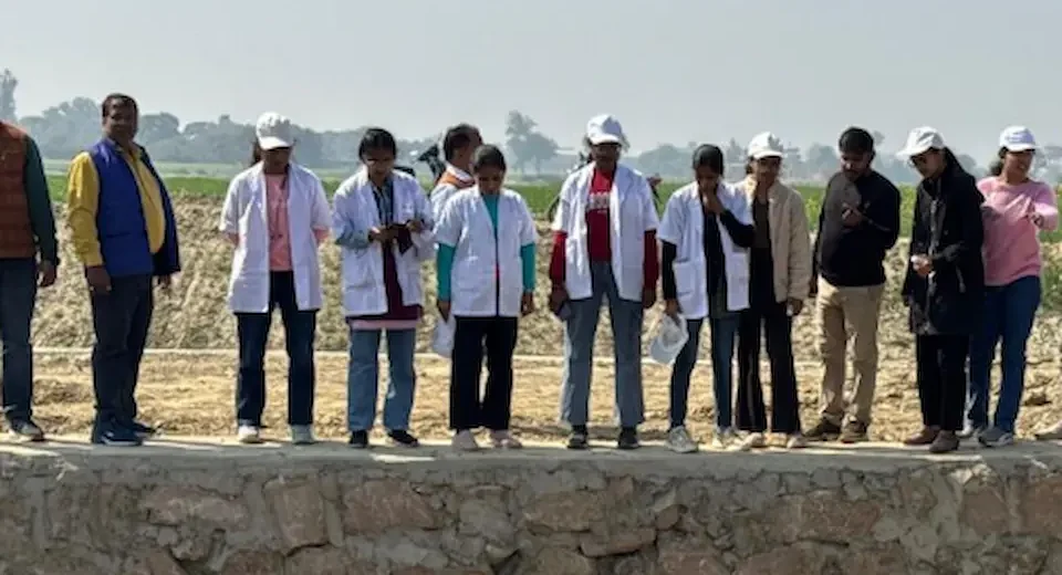 तकिया घाट पर छात्रों ने सीखा प्राकृतिक जल शोधन