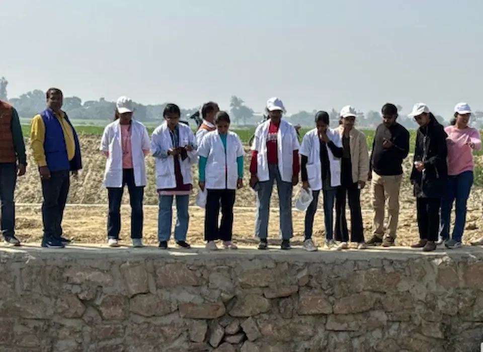 तकिया घाट पर छात्रों ने सीखा प्राकृतिक जल शोधन तकिया घाट पर छात्रों ने सीखा प्राकृतिक जल शोधन