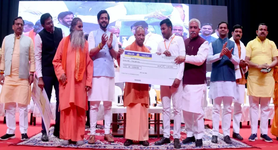 बाबा गंभीरनाथ प्रेक्षागृह में बृहस्पतिवार को मुख्यमंत्री युवा उद्यमी विकास अभियान (सीएम युवा) के तहत आयोजित कार्यक्रम में युवा उद्यमी को चेक प्रदान करते सीएम योगी आदित्यनाथ.