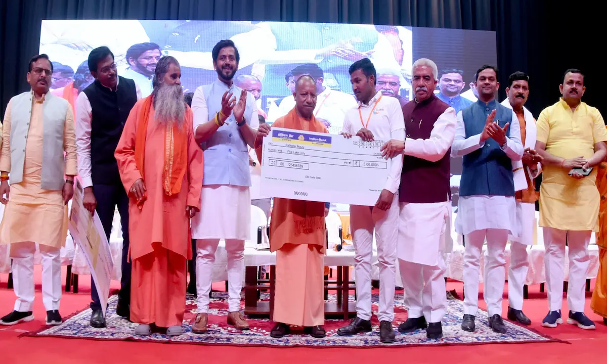 बाबा गंभीरनाथ प्रेक्षागृह में बृहस्पतिवार को मुख्यमंत्री युवा उद्यमी विकास अभियान (सीएम युवा) के तहत आयोजित कार्यक्रम में युवा उद्यमी को चेक प्रदान करते सीएम योगी आदित्यनाथ.