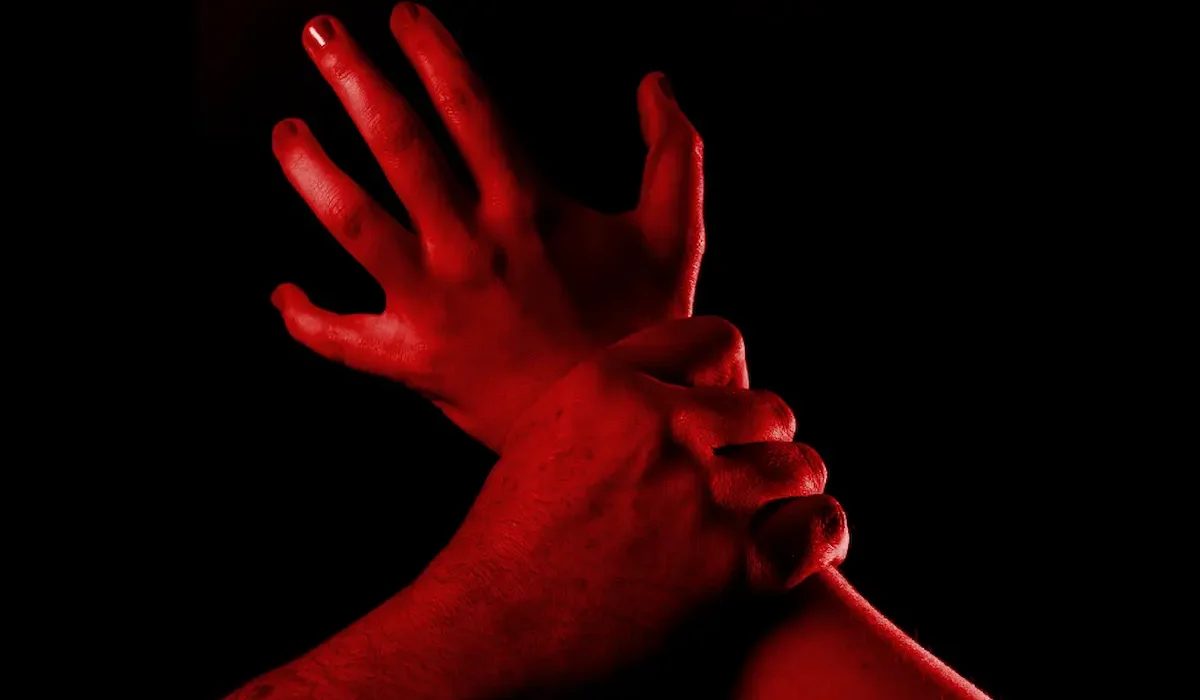 मेरठ: लोहियानगर में नर्स पर एसिड अटैक, बेटी को परेशान करने वाले नाबालिग ने किया हमला सोसाइटी को शर्मसार करने वाली घटना घटित हुई.