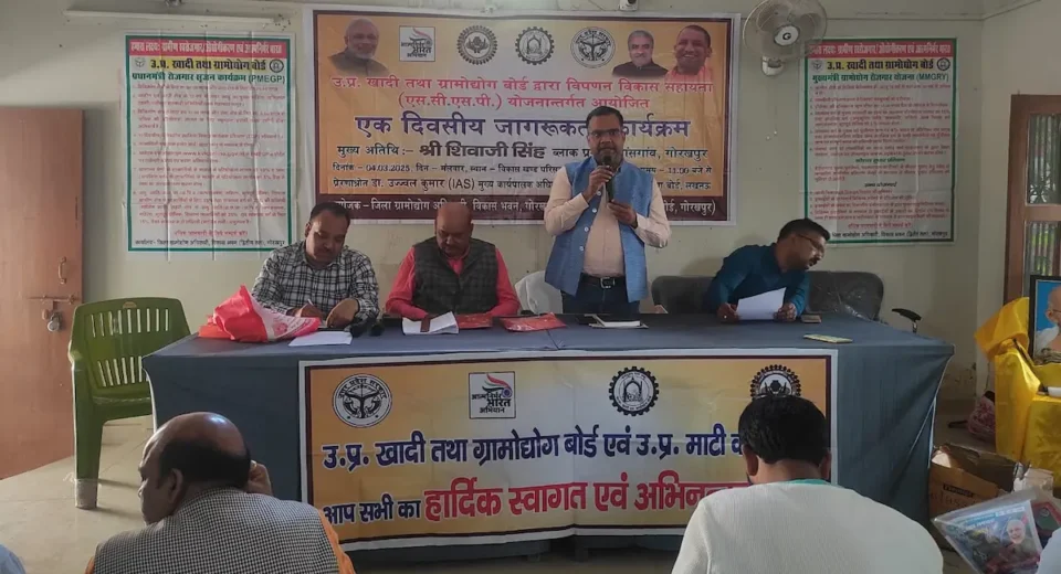 युवा उद्यमी विकास, पीएम सूर्यघर और माटीकला योजनाओं से रूबरू हुए ग्रामीण