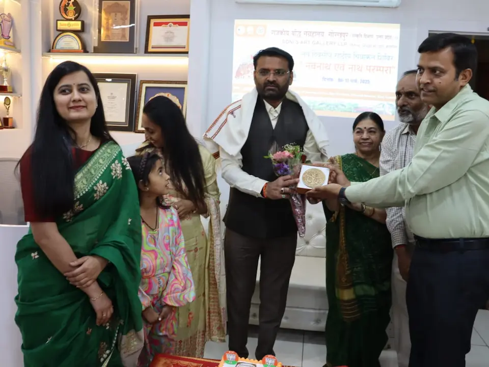 भुज स्थित सोनिस आर्ट गैलरी में 'नवनाथ एवं नाथ परम्परा' विषय पर आयोजित राष्ट्रीय चित्रांकन का उद्घाटन.