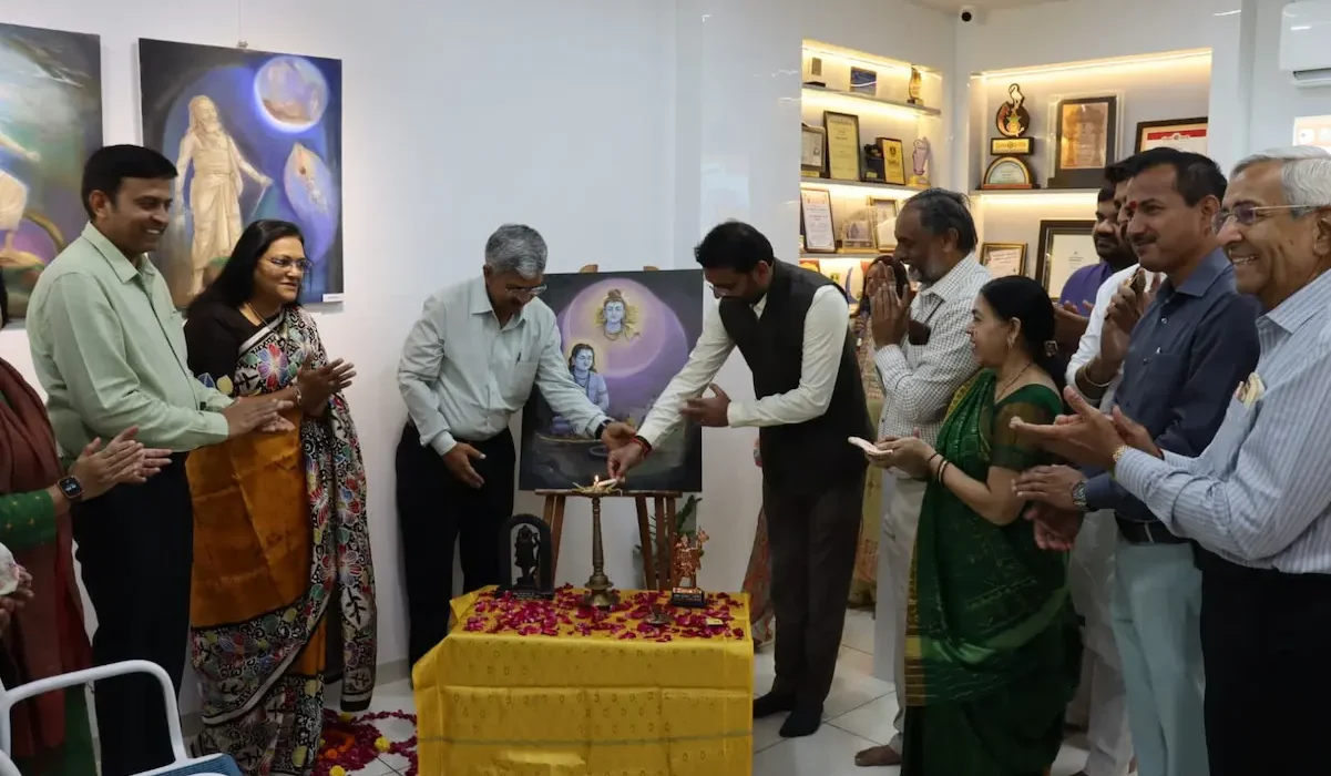 भुज स्थित सोनिस आर्ट गैलरी में 'नवनाथ एवं नाथ परम्परा' विषय पर आयोजित राष्ट्रीय चित्रांकन शिविर का उद्घाटन करते अतिथि.