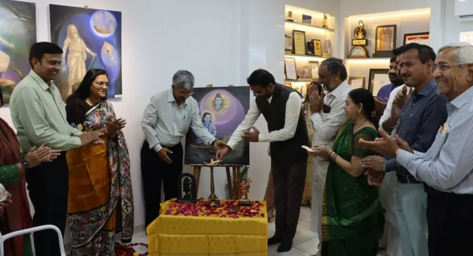 भुज स्थित सोनिस आर्ट गैलरी में 'नवनाथ एवं नाथ परम्परा' विषय पर आयोजित राष्ट्रीय चित्रांकन शिविर का उद्घाटन करते अतिथि.