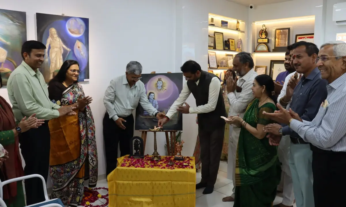 भुज स्थित सोनिस आर्ट गैलरी में 'नवनाथ एवं नाथ परम्परा' विषय पर आयोजित राष्ट्रीय चित्रांकन शिविर का उद्घाटन करते अतिथि.
