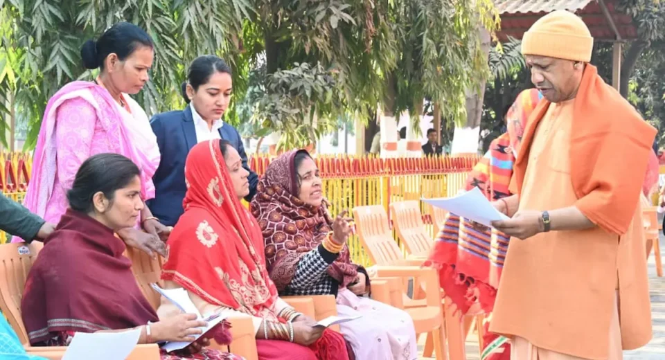 मुख्यमंत्री योगी आदित्यनाथ ने शुक्रवार को जनता दर्शन कार्यक्रम में जन समस्याएं सुनीं.