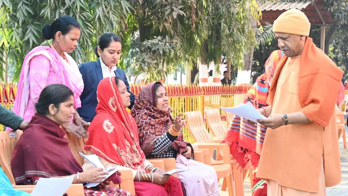 मुख्यमंत्री योगी आदित्यनाथ ने शुक्रवार को जनता दर्शन कार्यक्रम में जन समस्याएं सुनीं.