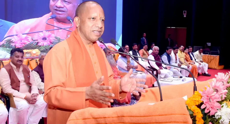 बाबा गंभीरनाथ प्रेक्षागृह में बृहस्पतिवार को मुख्यमंत्री युवा उद्यमी विकास अभियान (सीएम युवा) के तहत आयोजित कार्यक्रम में युवाओं को संबोधित करते सीएम योगी आदित्यनाथ.