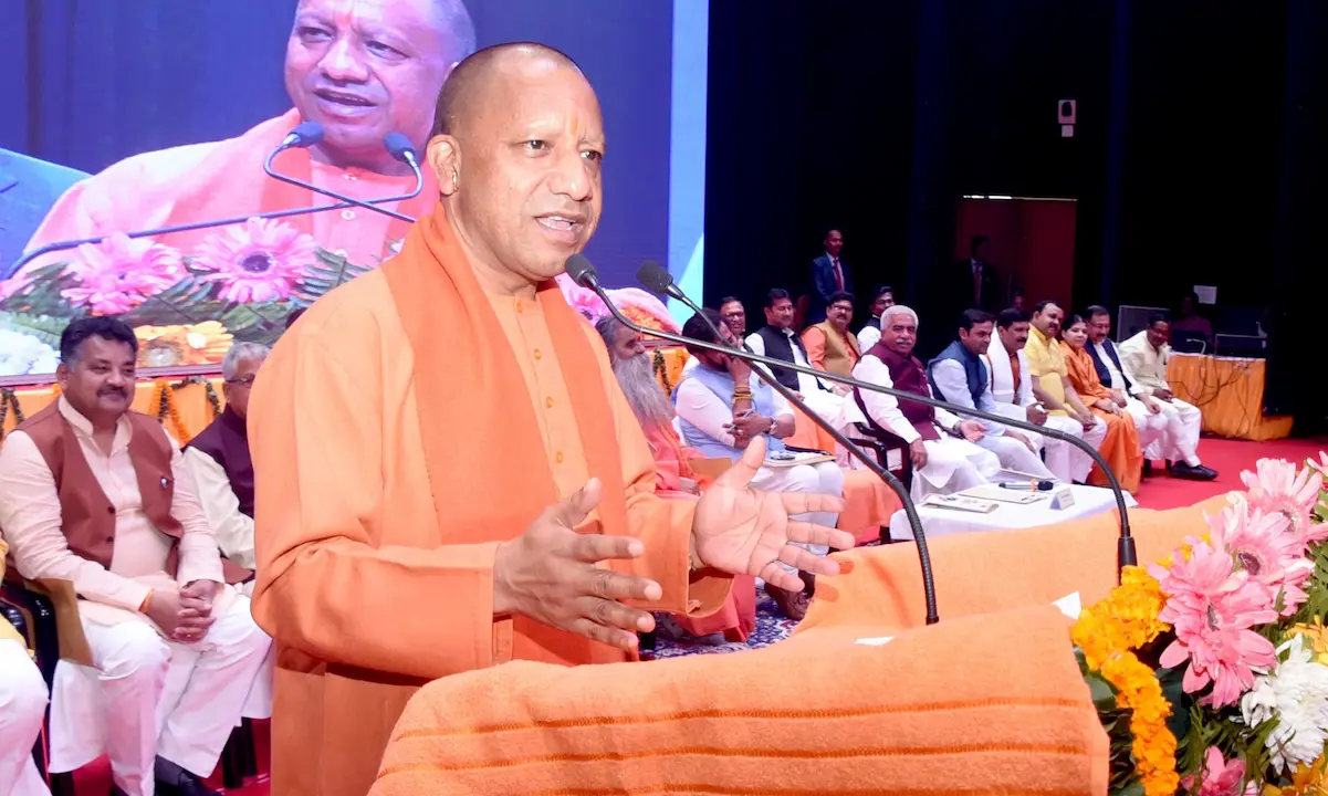 बाबा गंभीरनाथ प्रेक्षागृह में बृहस्पतिवार को मुख्यमंत्री युवा उद्यमी विकास अभियान (सीएम युवा) के तहत आयोजित कार्यक्रम में युवाओं को संबोधित करते सीएम योगी आदित्यनाथ.