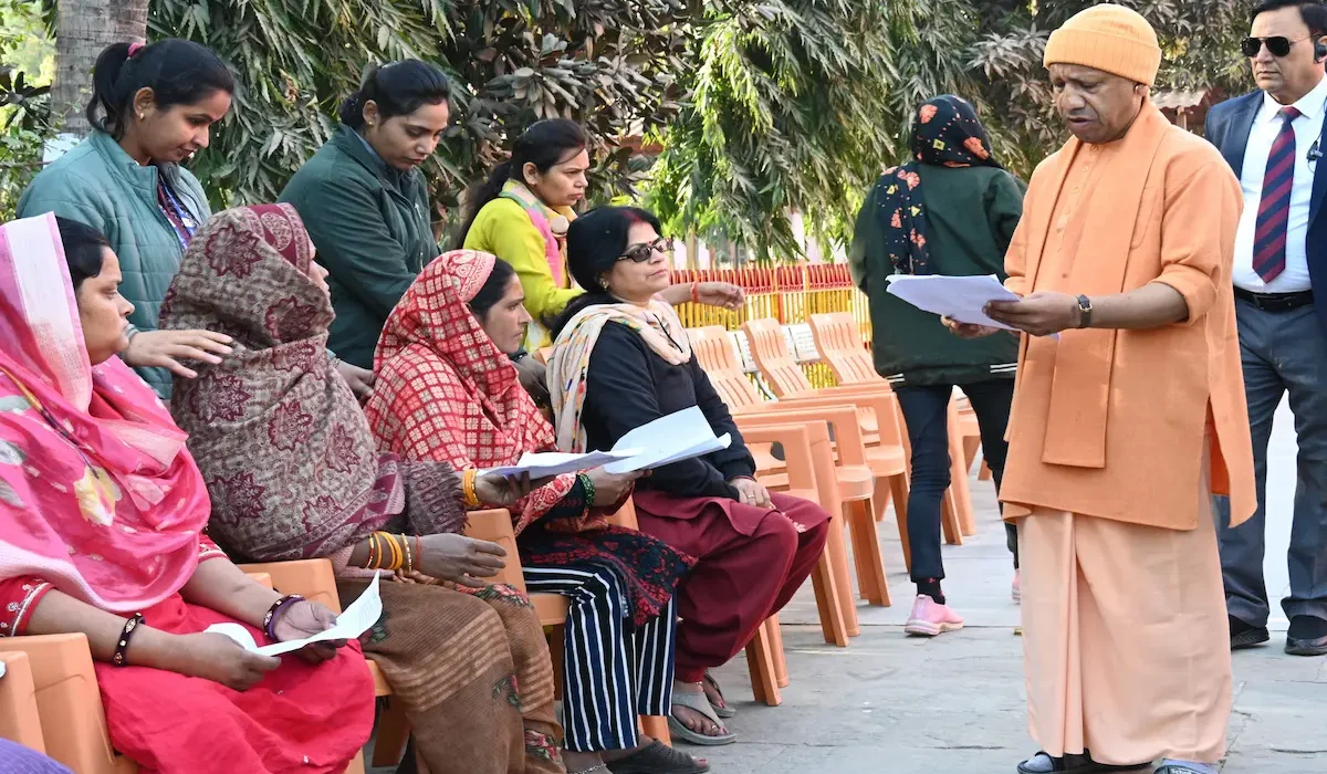 बृहस्पतिवार को जनता दर्शन कार्यक्रम में लोगों की समस्याएं सुनते सीएम योगी आदित्यनाथ!