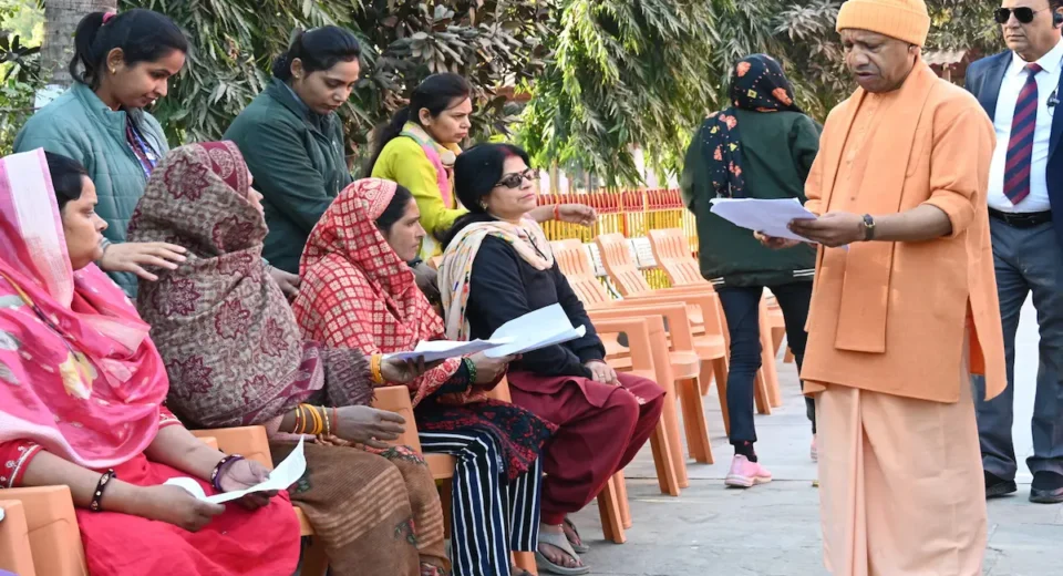 इलाज के लिए एस्टिमेट मंगा लें, सरकार करेगी मददः मुख्यमंत्री बृहस्पतिवार को जनता दर्शन कार्यक्रम में लोगों की समस्याएं सुनते सीएम योगी आदित्यनाथ!