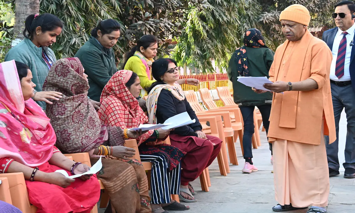 बृहस्पतिवार को जनता दर्शन कार्यक्रम में लोगों की समस्याएं सुनते सीएम योगी आदित्यनाथ!