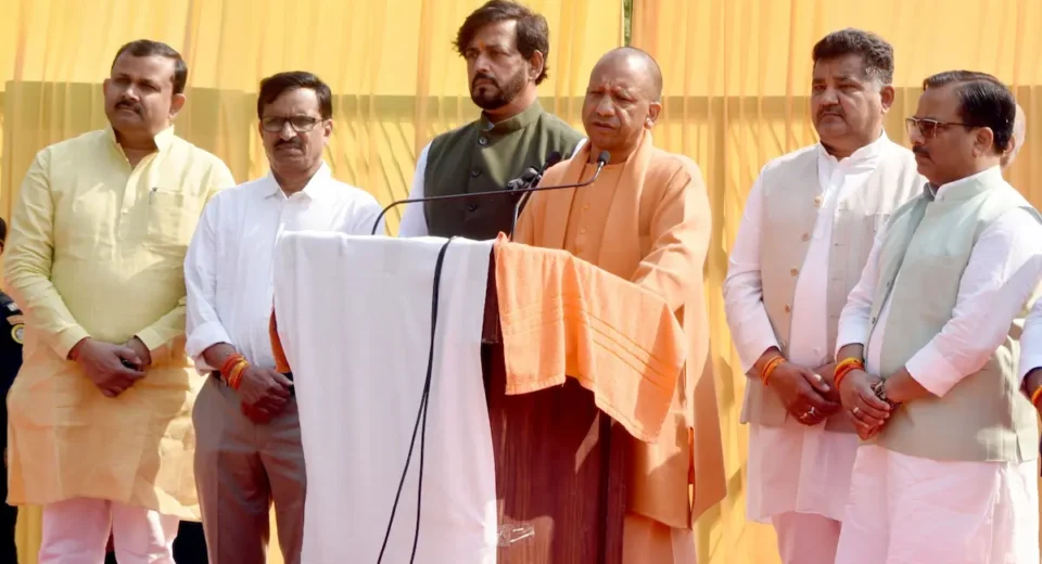 पं गोविंद वल्लभ पंत की पुण्यतिथि पर श्रद्धांजलि सभा को संबोधित करते सीएम योगी.