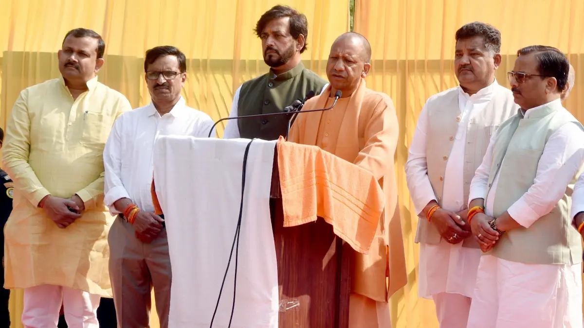 पं गोविंद वल्लभ पंत की पुण्यतिथि पर श्रद्धांजलि सभा को संबोधित करते सीएम योगी.