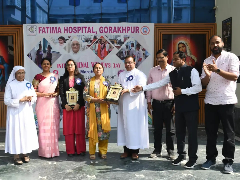 फातिमा अस्पताल गोरखपुर में महिला दिवस पर आयोजित कार्यक्रम में अतिथियों का स्वागत करते फादर डॉ. संतोष व अन्य। 